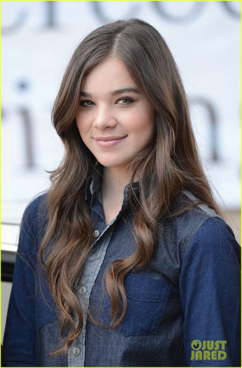 Hailee Steinfeld Hot Shots to Kick Off Her 28th。